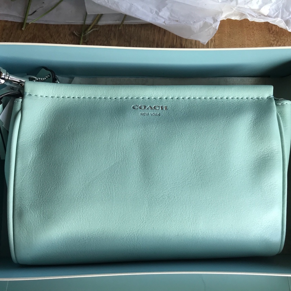 Coach Legacy Large leather wristlet/clutch, Mint Color NWT